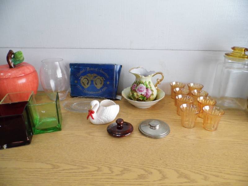 lot 47 image: Cookie Jar - Glassware