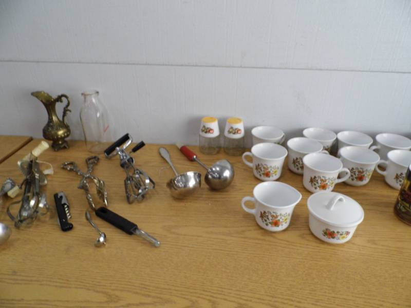 lot 48 image: Kitchen Items
