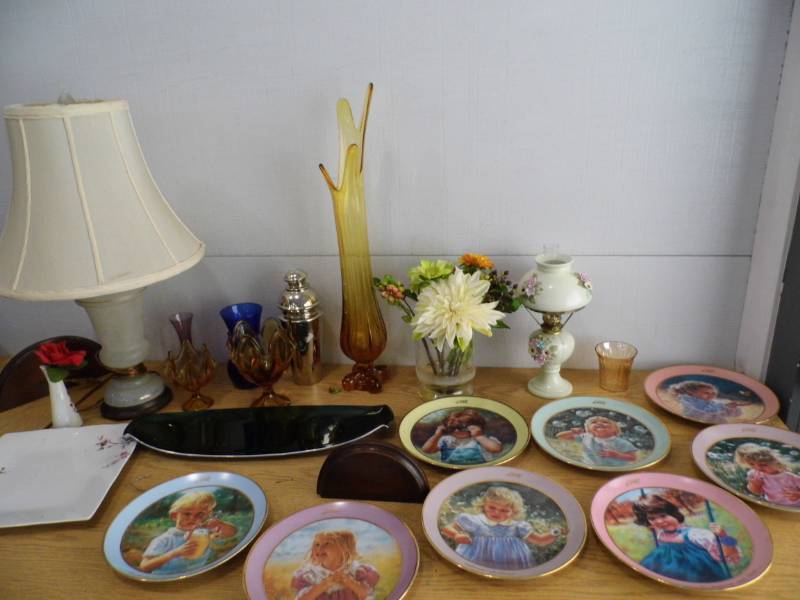 lot 64 image: Lamp - Plates - Decor