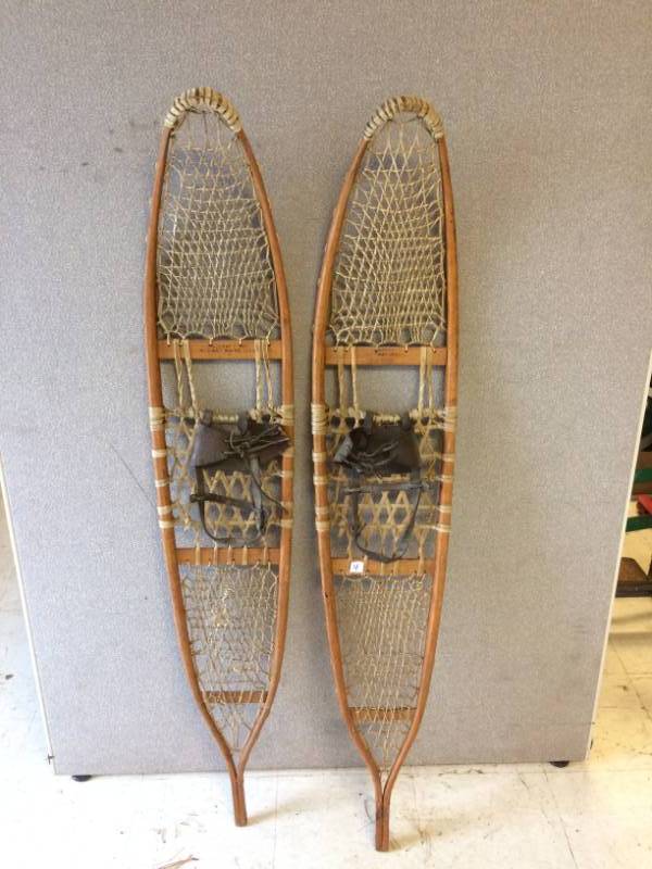 lot 4 image: Snow Shoes