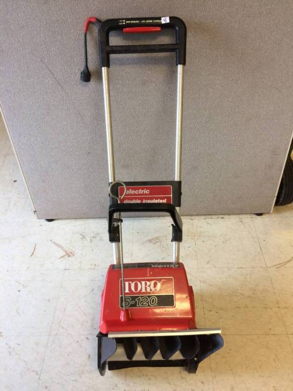 lot 8 image: Toro S120 Snow Blower