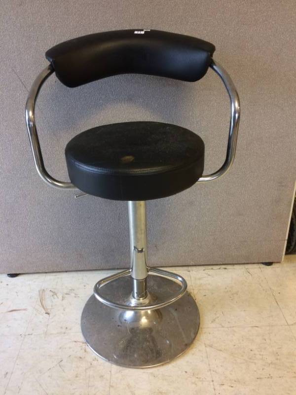 lot 11 image: bar stool