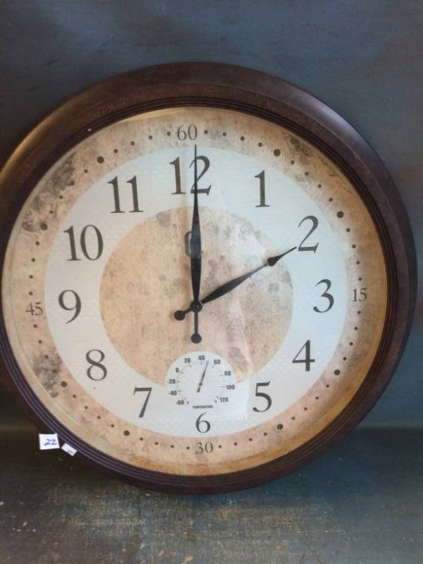 lot 22 image: Large Wall Clock