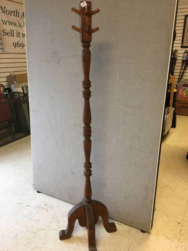 lot 29 image: Wooden Coat Rack