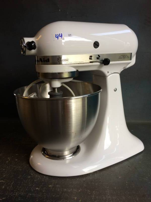 lot 44 image: Kitchenaid Mixer