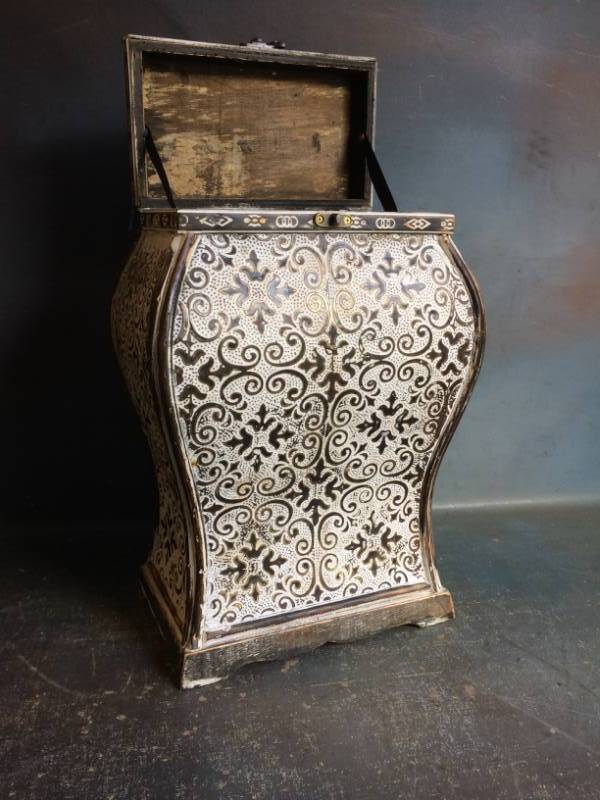 lot 48 image: Wine Box