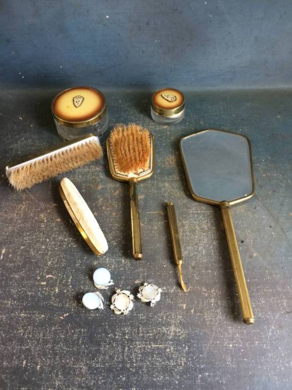 lot 81 image: Vintage Vanity set