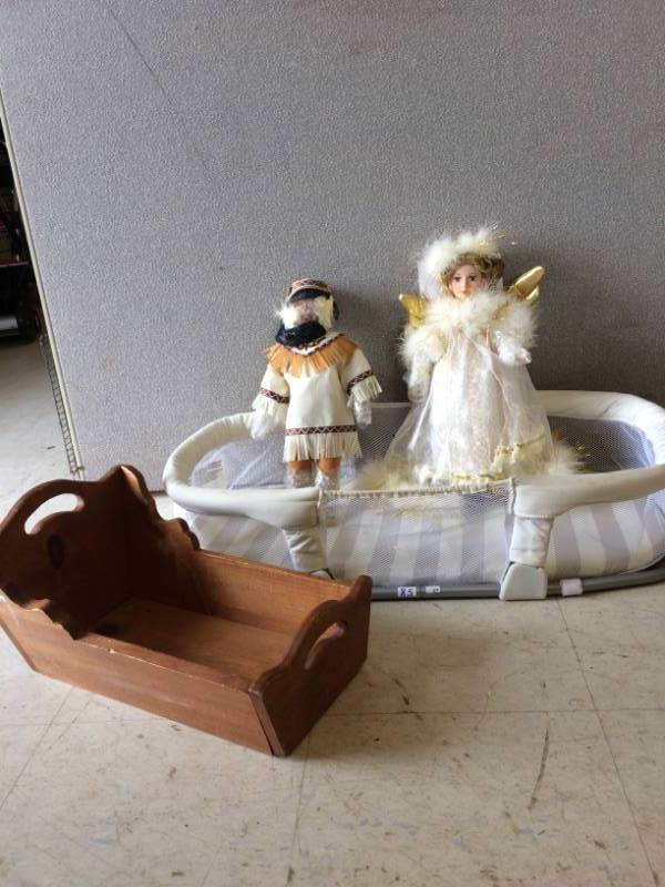 lot 85 image: Bassinet & Dolls