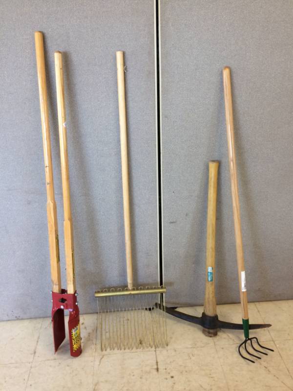 lot 160 image: Lawn Tools