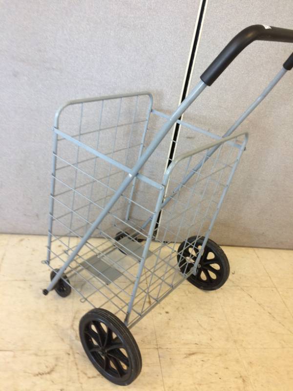 lot 173 image: Shopping cart w medical boots