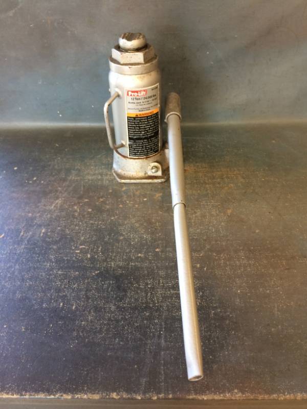 lot 182 image: Bottle Jack
