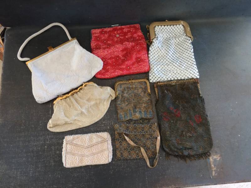 lot 192 image: Beaded Purses