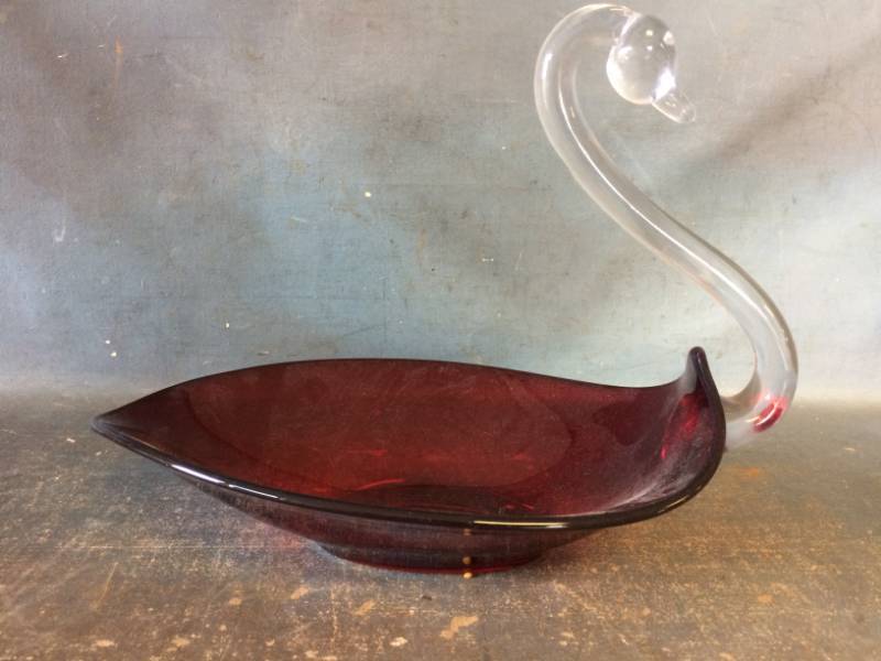 lot 201 image: Glass Swan