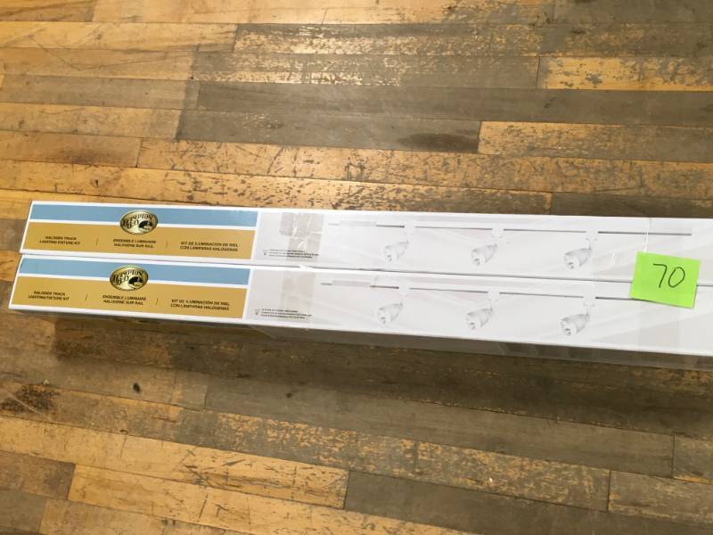 Hampton Bay 3 Light White Linear Track Lig 3.54h x 4.25w x White in good condition