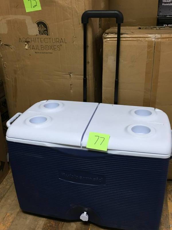 RUBBERMAID COOLER in good condition