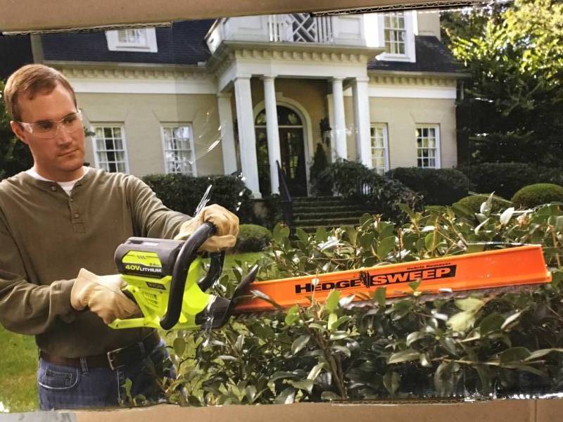 RYOBI 24 in. 40-Volt Lithium-Ion Cordless Hedge Trimmer - kit whit 2.6 H battery  in good condition