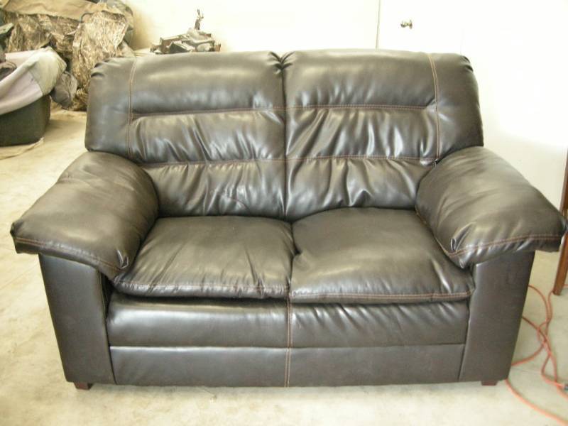 lot 15 image: Leather Loveseat