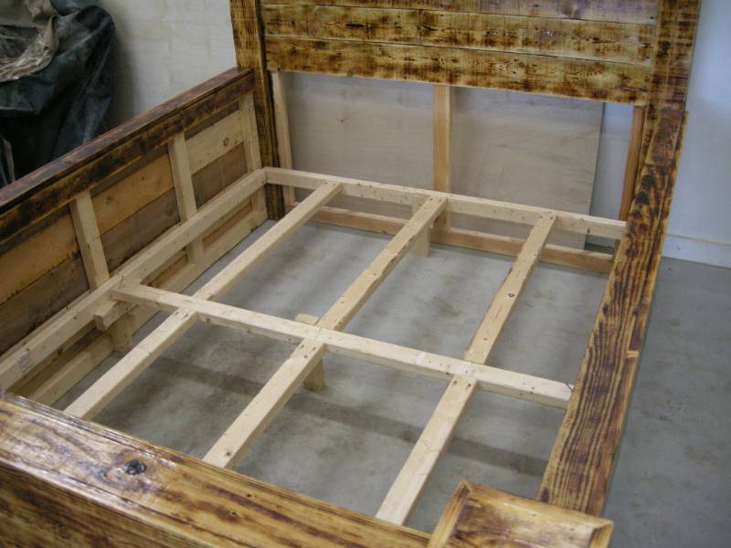 lot 17 image: Custom Queen Size Barnwood Bed