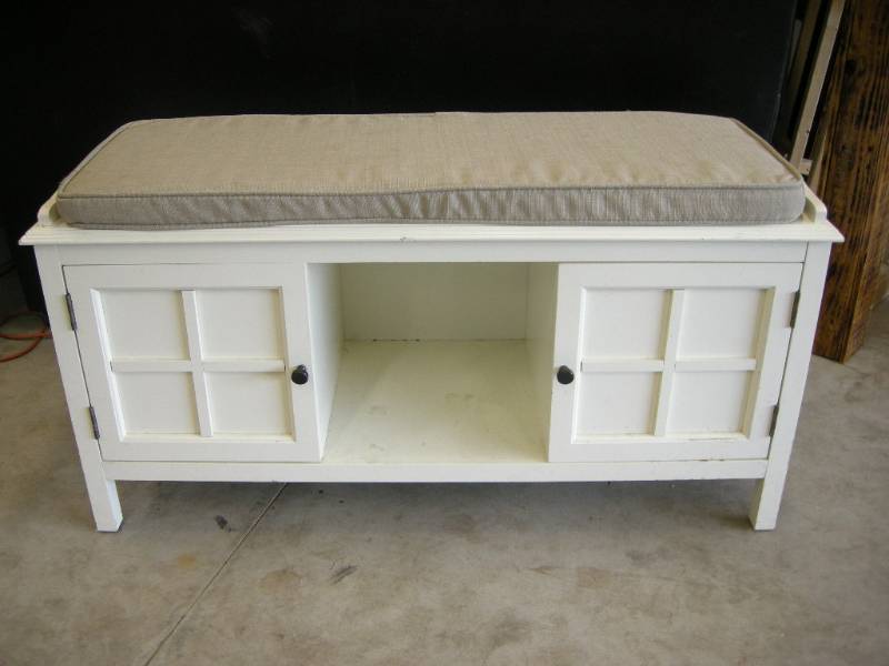 lot 19 image: Storage Bench