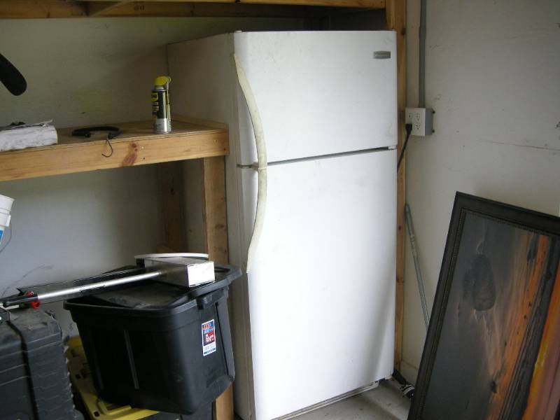 lot 20 image: Frigidaire 18 cuft FridgeFreezer