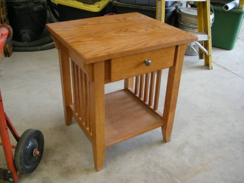 lot 22 image: Oak Side Table