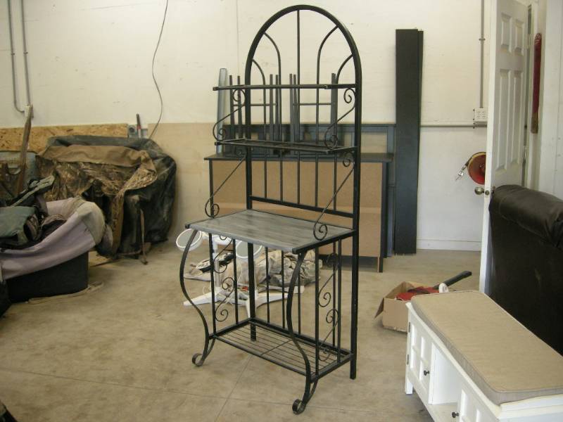 lot 21 image: Metal Bakers Rack