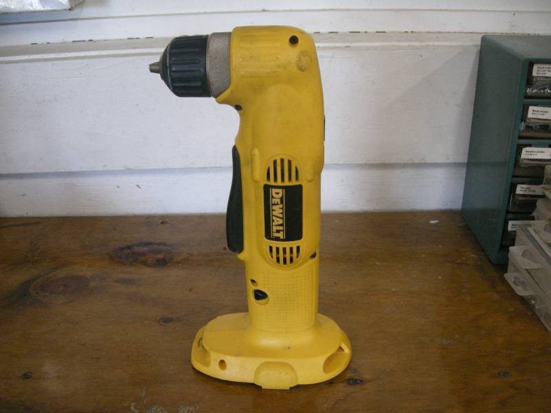 lot 31 image: DeWalt Cordless 18v VSR Right Angle Drill