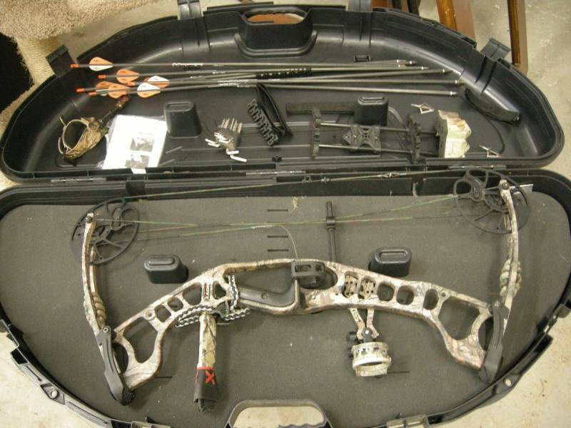 lot 57 image: Hoyt Archery Ignite Compound Bow Set