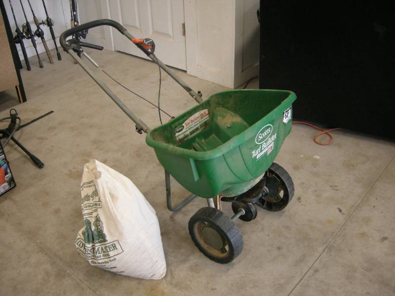 lot 82 image: Scotts Spreader