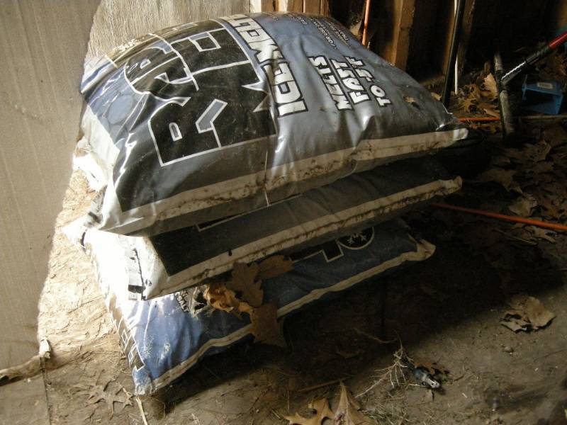 lot 95 image: 3 Bag Ice Melt