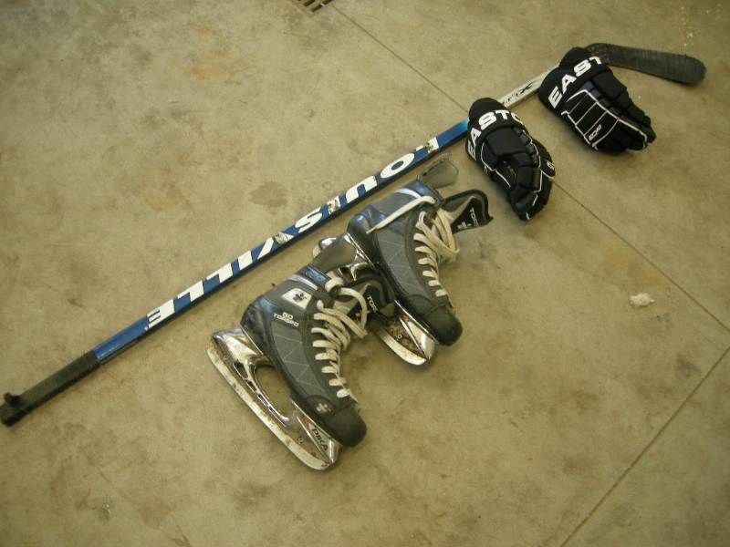 lot 160 image: Mens Hockey Skates, Gloves, Stick