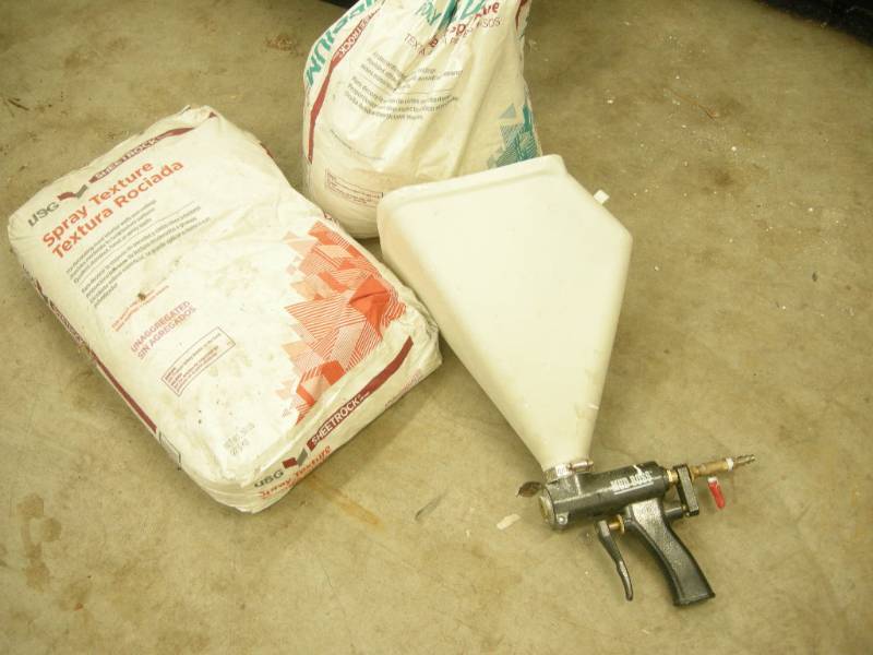 lot 167 image: Mud Boss Ceiling Spray Texture Gun and Powder