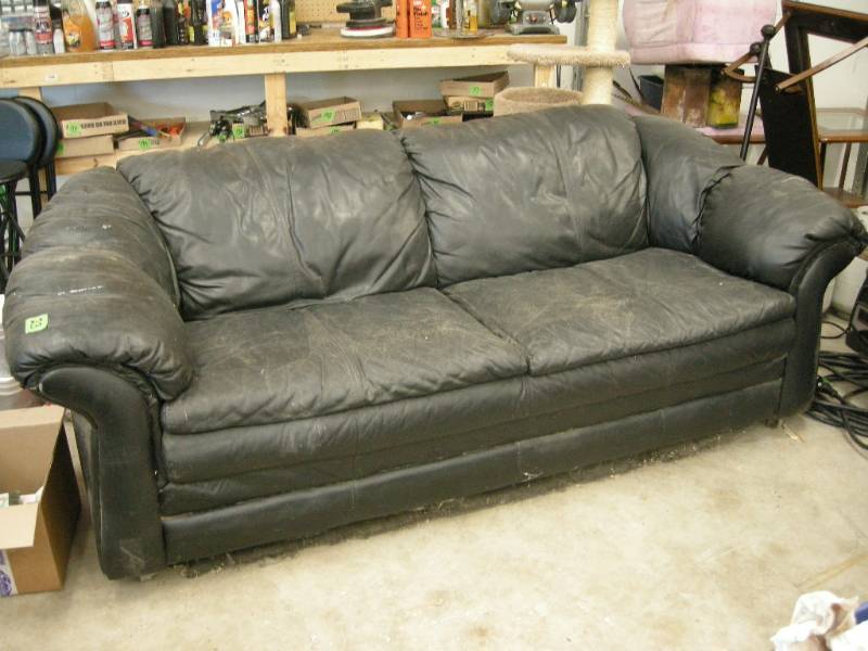 lot 23 image: Black ShopMancaveGarage Game Watcher Couch