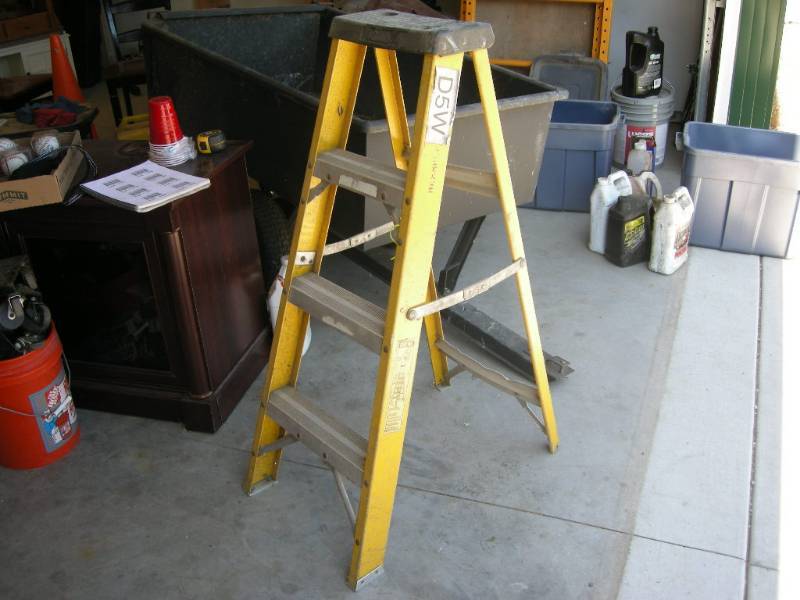 lot 181 image: Louisville 4 Fiberglass Step Ladder