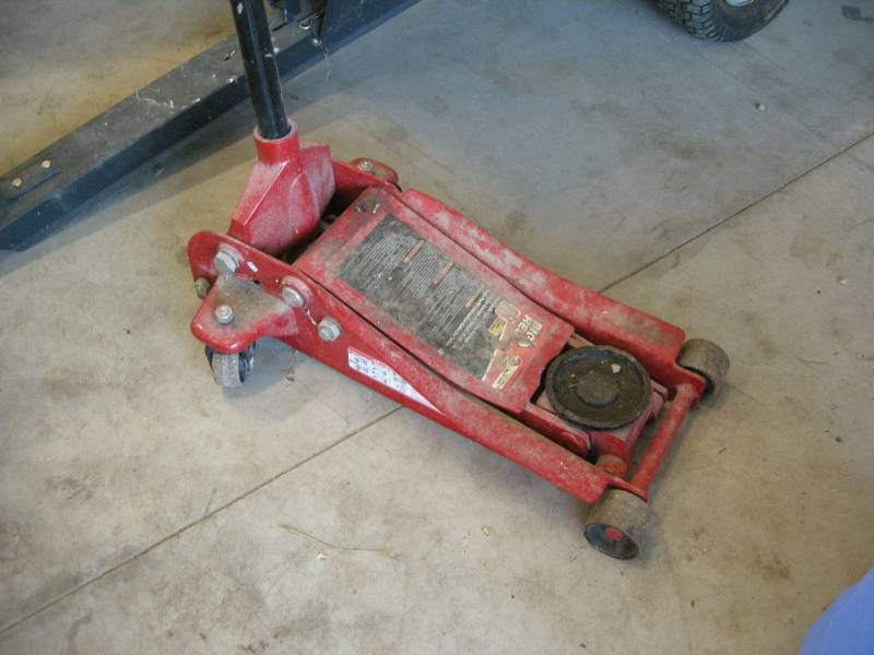 lot 189 image: Big Red Floor Jack