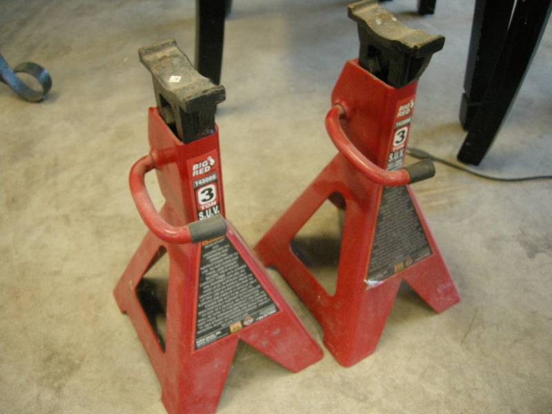 lot 190 image: Big Red Jack Stands