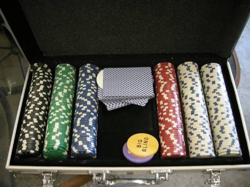 lot 202 image: Poker Chip Set