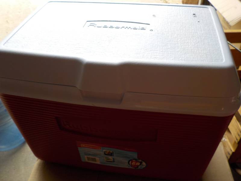 lot 11 image: Rubbermaid 48 qt Cooler...