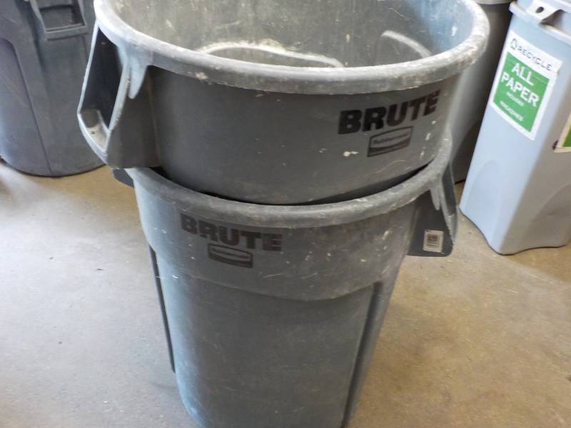 lot 18 image: 2 Brute Rubbermaid Containers with ...
