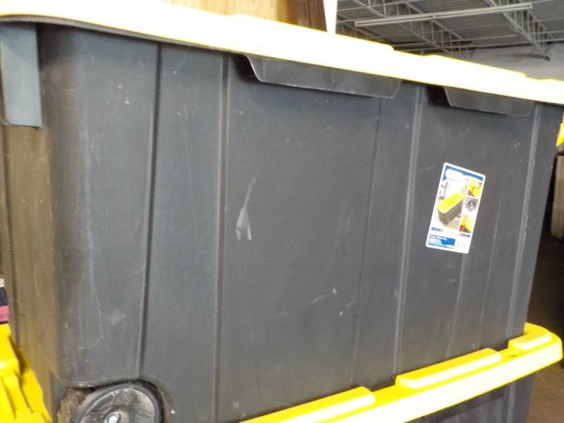 lot 26 image: 40 Gallon Sterilite Tub and Cover o...