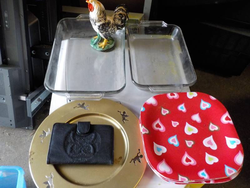 lot 40 image: 2 Glass Cake Pans, rooster Plates, ...