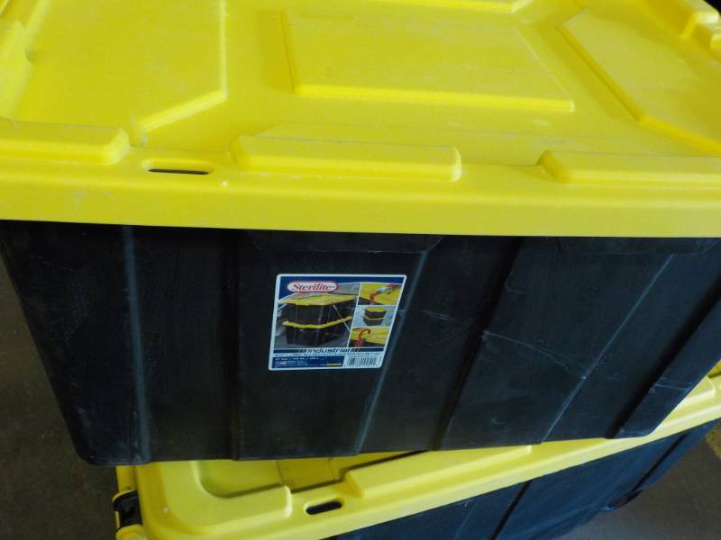 lot 44 image: 27 Gallon Sterlite Tote...