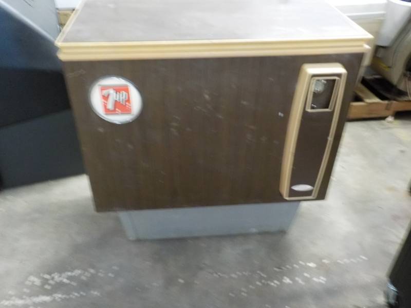 lot 76 image: Vintage 7 Up Cooler- Works...