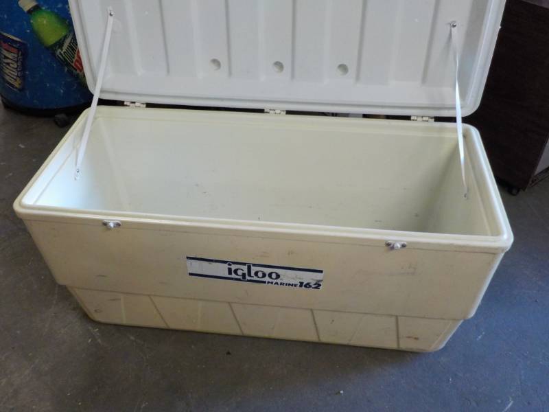 lot 85 image: Igloo Marine 162 Cooler and 2 Marlb...