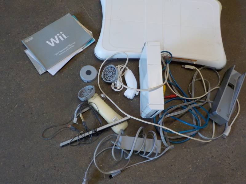lot 91 image: Wii...