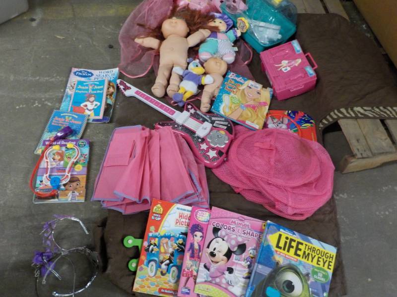 lot 114 image: Tub of Toys...