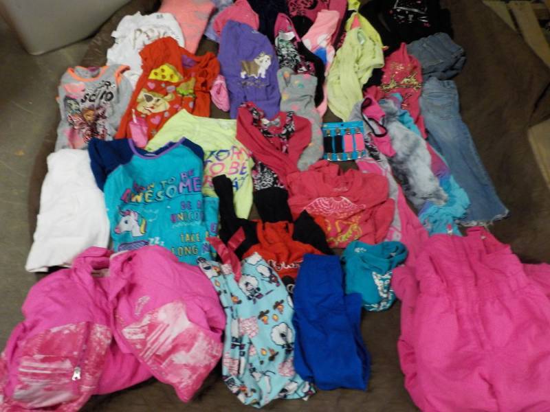 lot 116 image: Lot of Girls Clothing in a Tote...