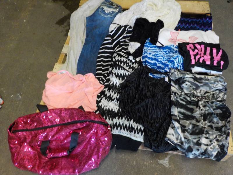 lot 139 image: Jrs Size S and M Clothing in a Glit...