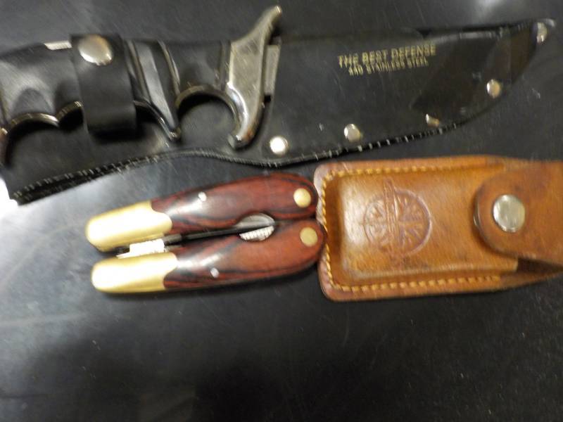 lot 160 image: Knives...