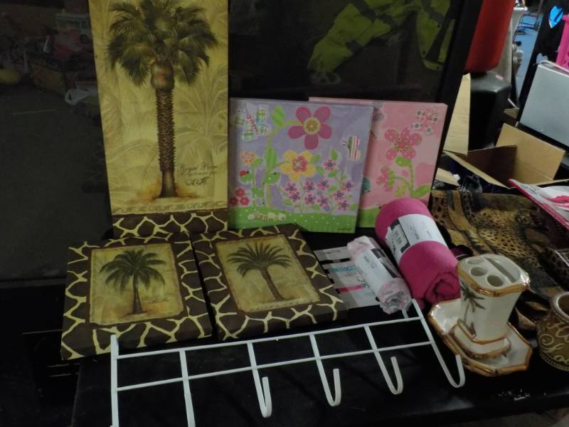 lot 170 image: Home Dcor Lot and more...